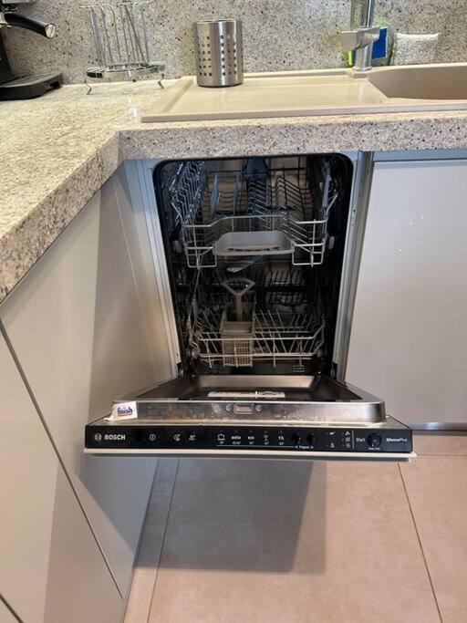 Family Friendly 2 Bedroom Apartment Eden Gardens Tirana City Center Kültér fotó